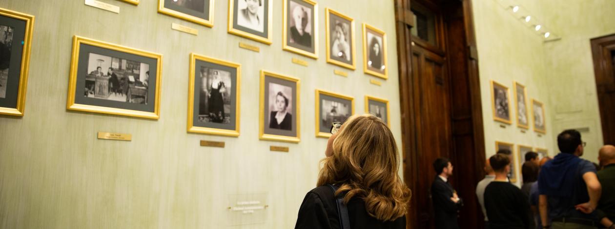 Cittadini visitano la sala delle donne di palazzo Montecitorio