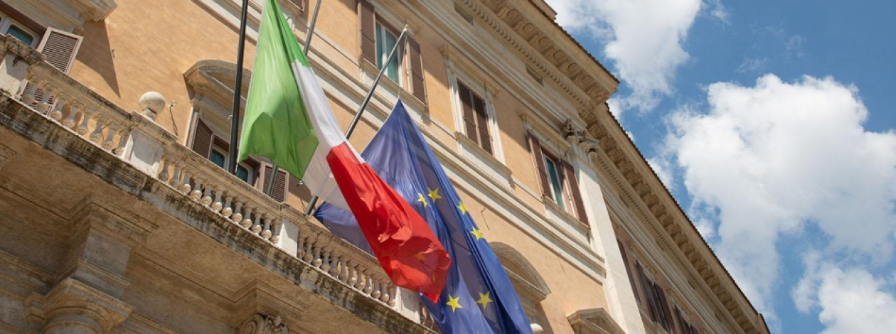 Particolare della facciata di Montecitorio con bandiere dell'Italia e dell'UE che sventolano