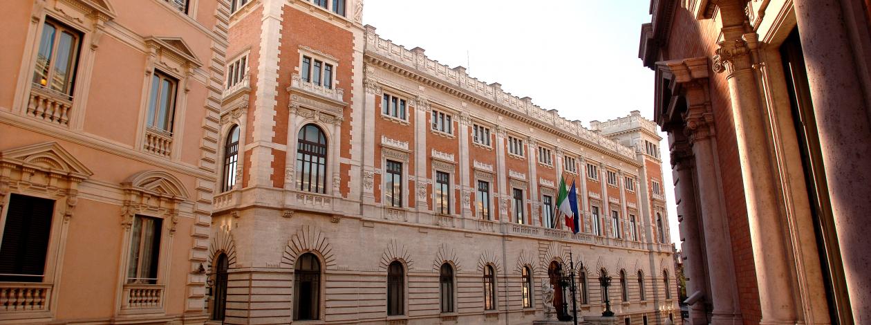 Palazzo Montecitorio visto da piazza del Parlamento