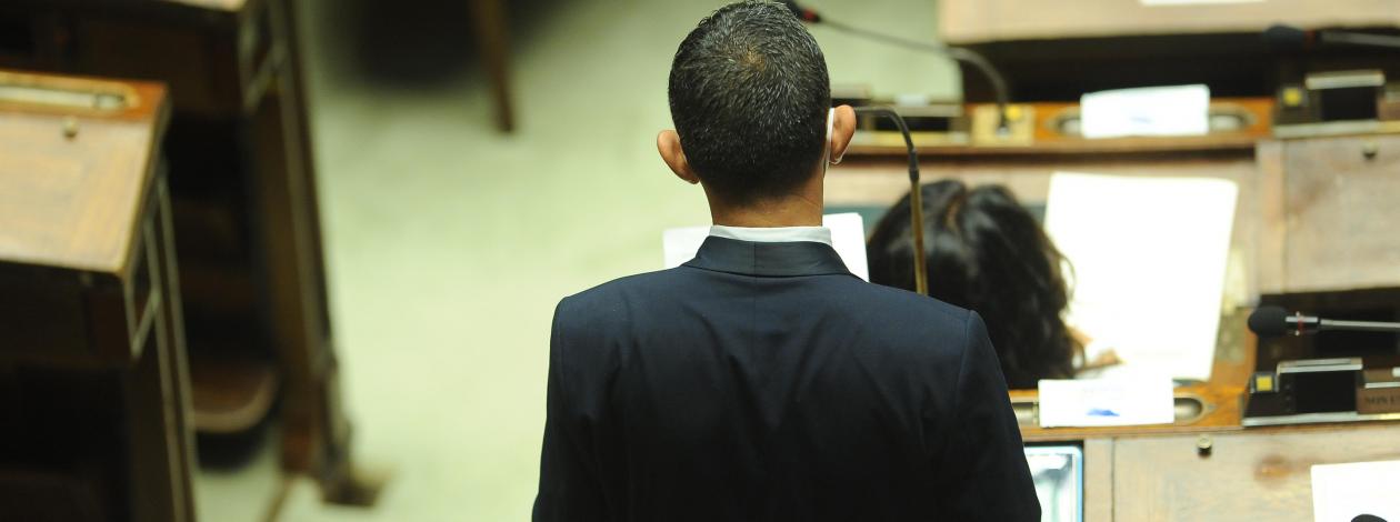 Un deputato interviene in Aula durante il question time